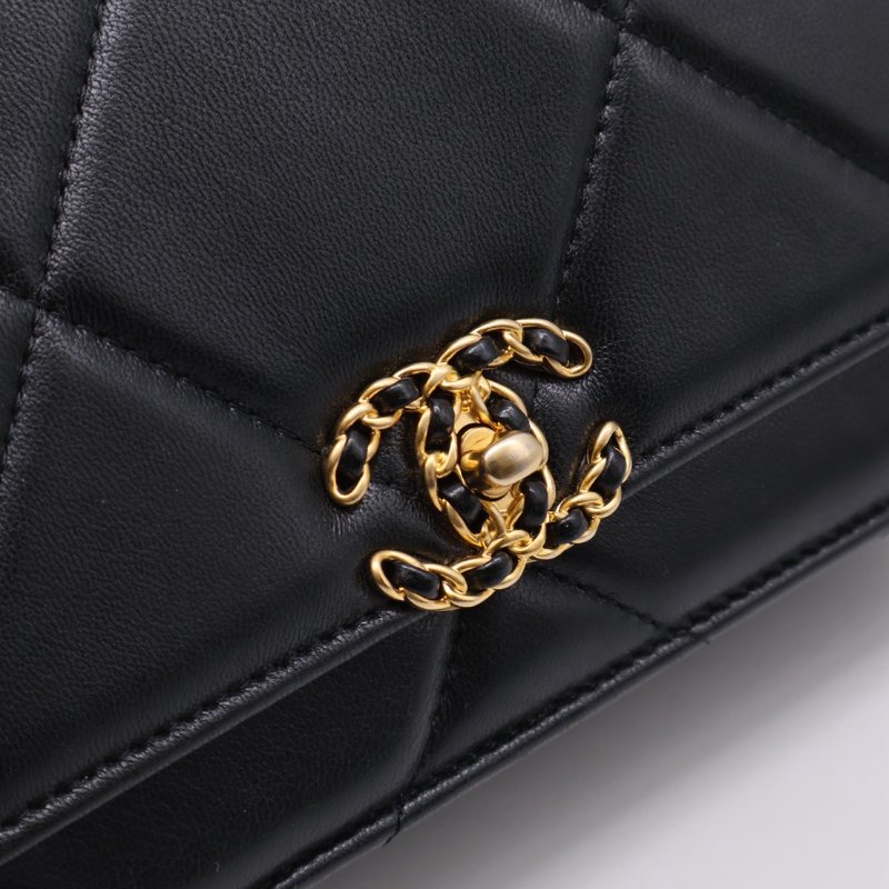 CHANEL 19 經典菱格紋雙色鍊WOC - 黑金-7