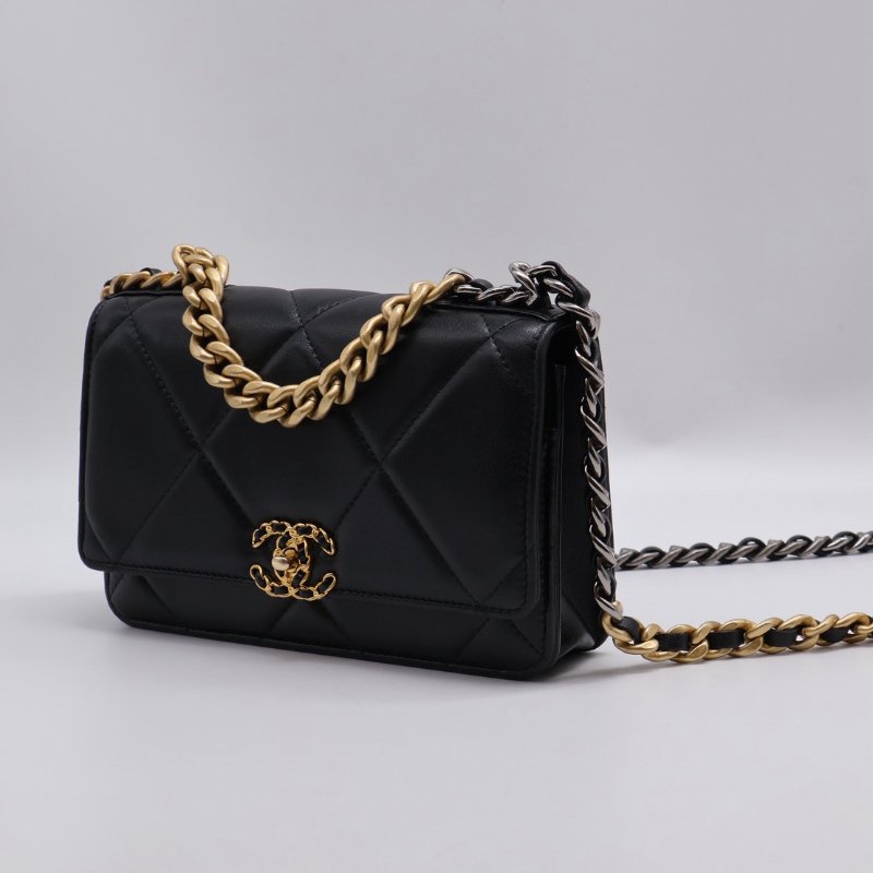 CHANEL 19 經典菱格紋雙色鍊WOC - 黑金-11