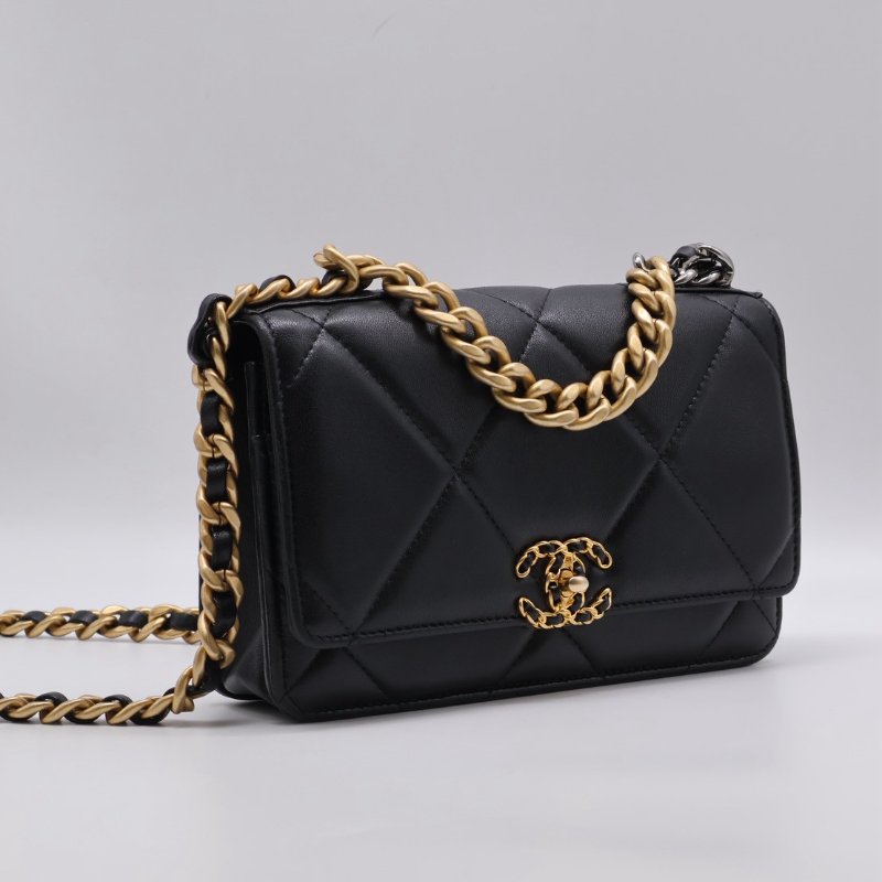 CHANEL 19 經典菱格紋雙色鍊WOC - 黑金-12
