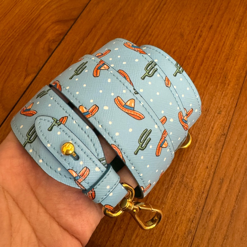 prada淡藍牛仔帽圖案背帶 超好看🤩-0