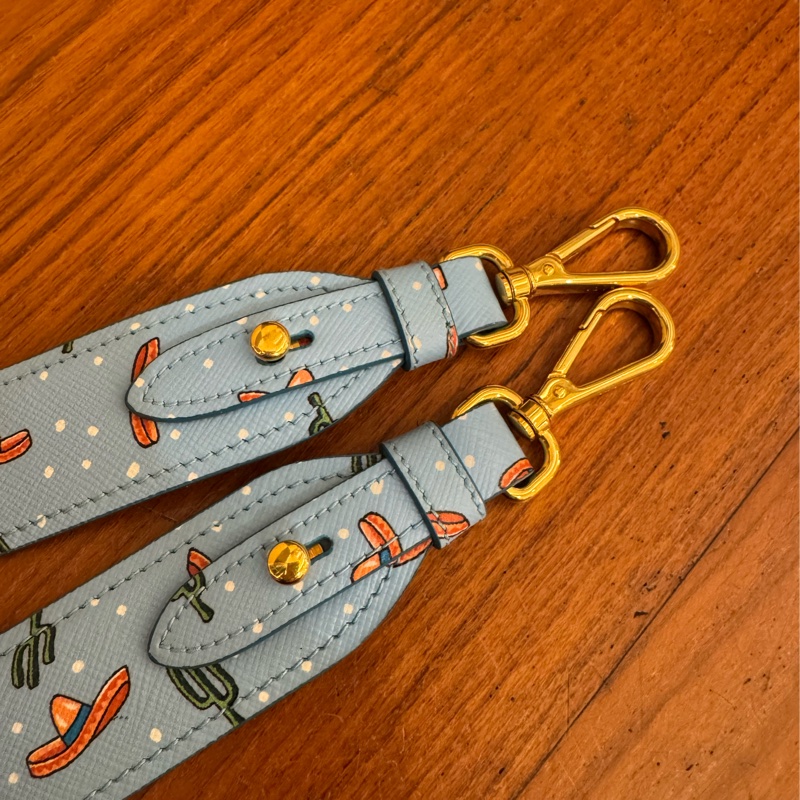 prada淡藍牛仔帽圖案背帶 超好看🤩-6