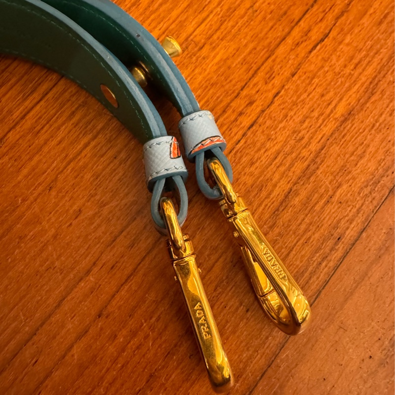 prada淡藍牛仔帽圖案背帶 超好看🤩-7