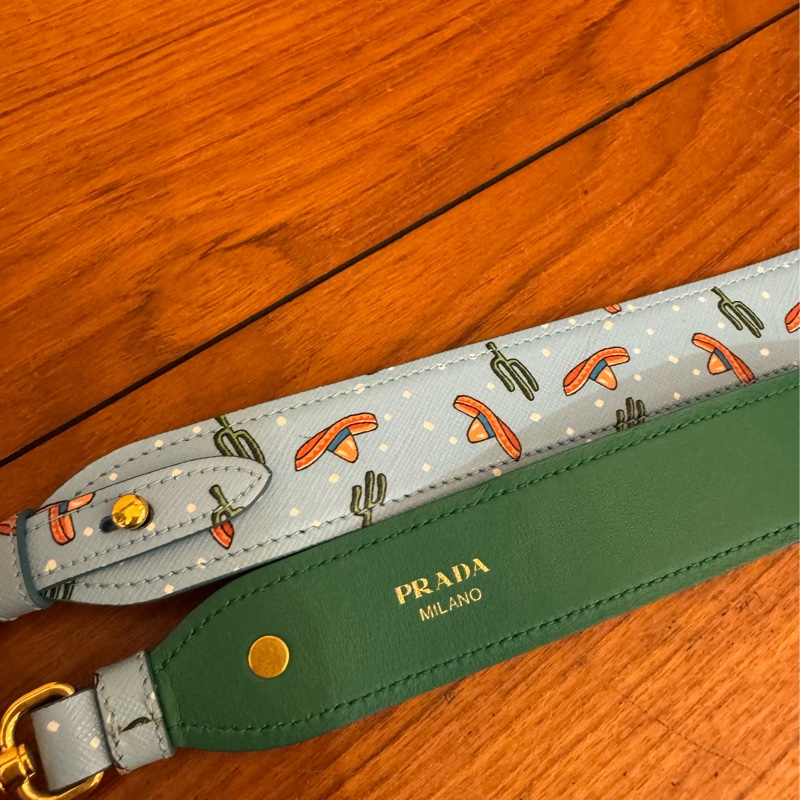 prada淡藍牛仔帽圖案背帶 超好看🤩-13