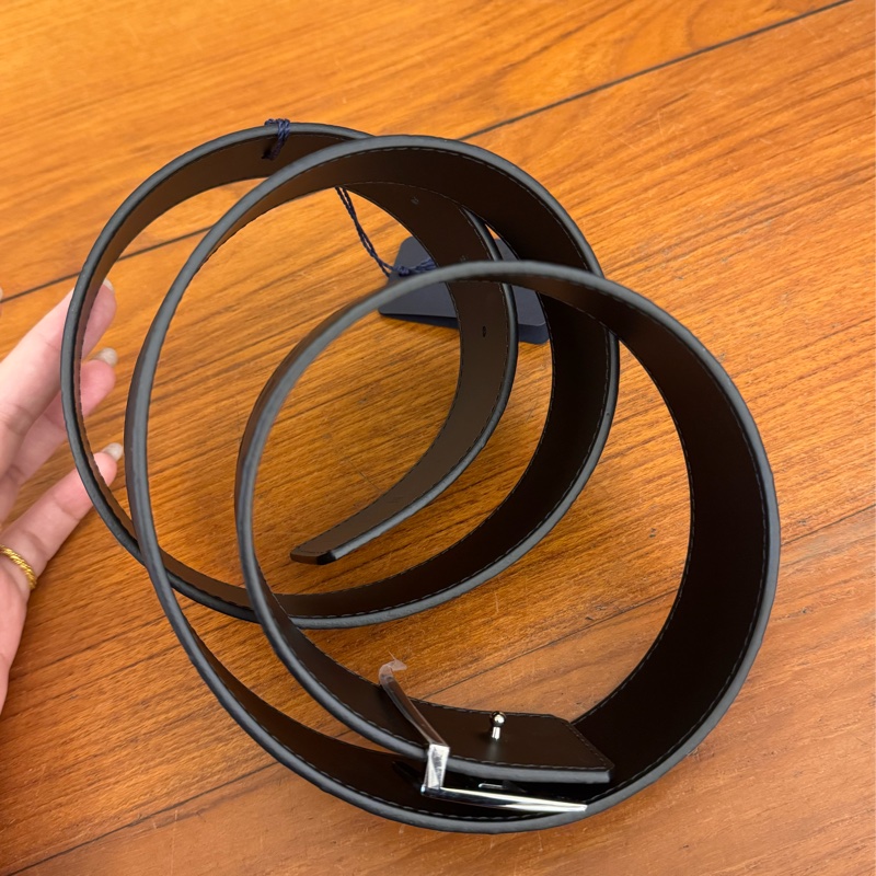 LV M0717Q銀線條logo壓紋皮帶110cm  超特別的款式✨-10