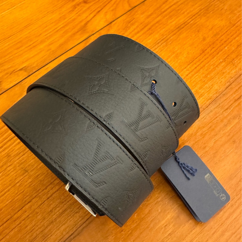 LV M0717Q銀線條logo壓紋皮帶110cm  超特別的款式✨-11