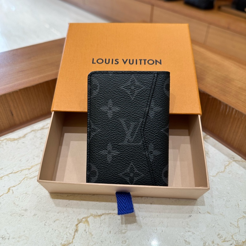 Louis Vuitton Vertical 老花翻蓋卡包 黑色-1