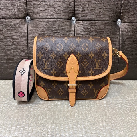 LV 原花金釦Diane法棍包M45985