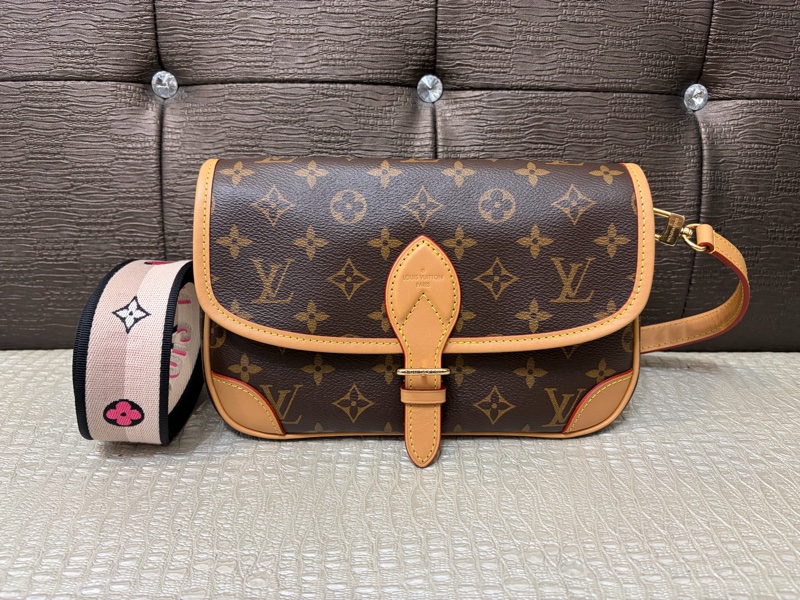 LV 原花金釦Diane法棍包M45985-0