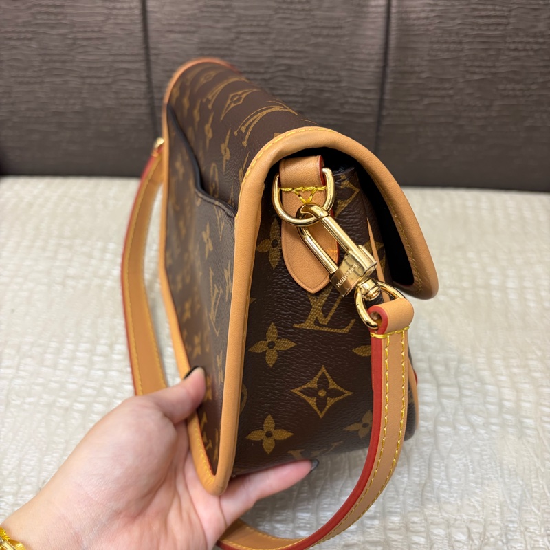 LV 原花金釦Diane法棍包M45985-2