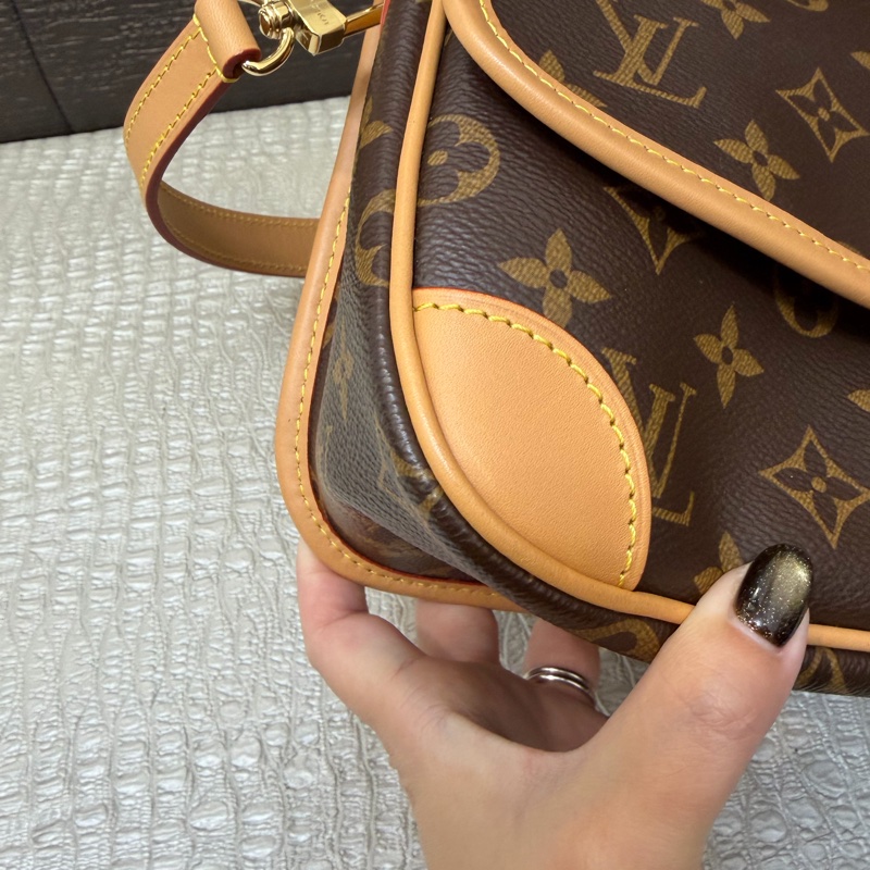 LV 原花金釦Diane法棍包M45985-5