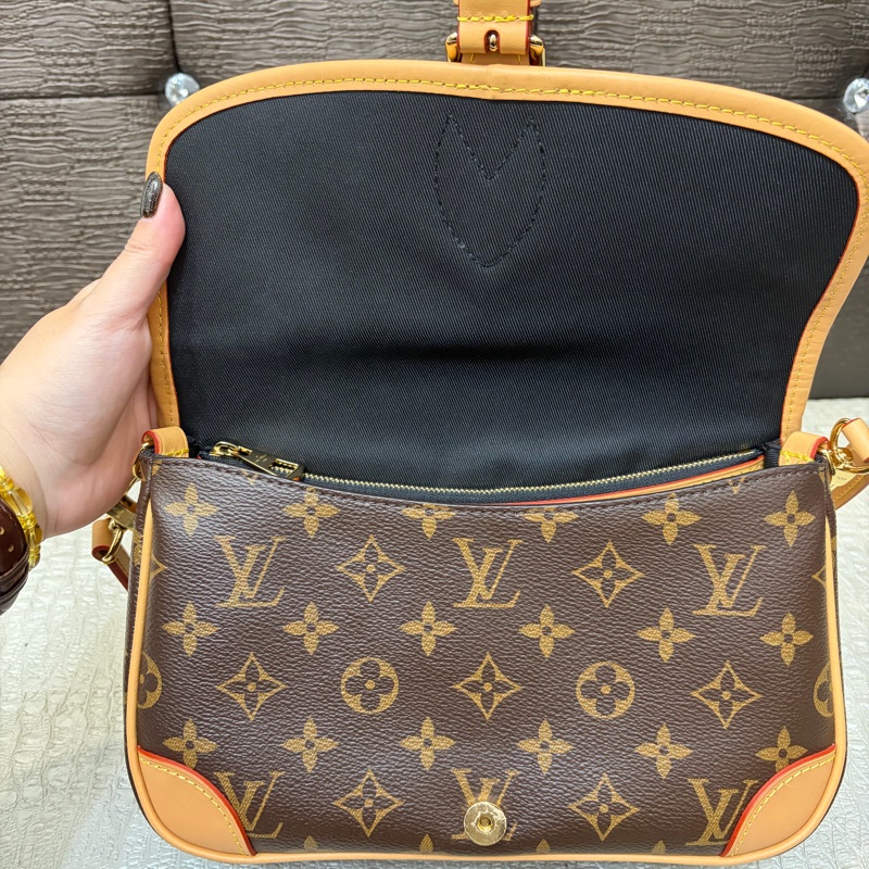LV 原花金釦Diane法棍包M45985-10