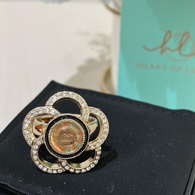 TK1928 香奈兒 山茶花 水晶戒指 Camelia Crystal Hologram Logo Ring Crystal x GHW-10