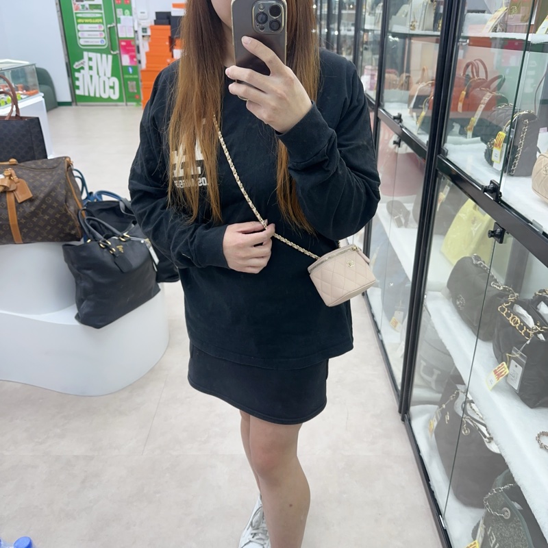 CHANEL 裸粉色荔枝皮金扣小方盒 斜肩包-1