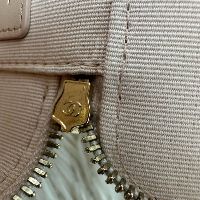 CHANEL 裸粉色荔枝皮金扣小方盒 斜肩包-9