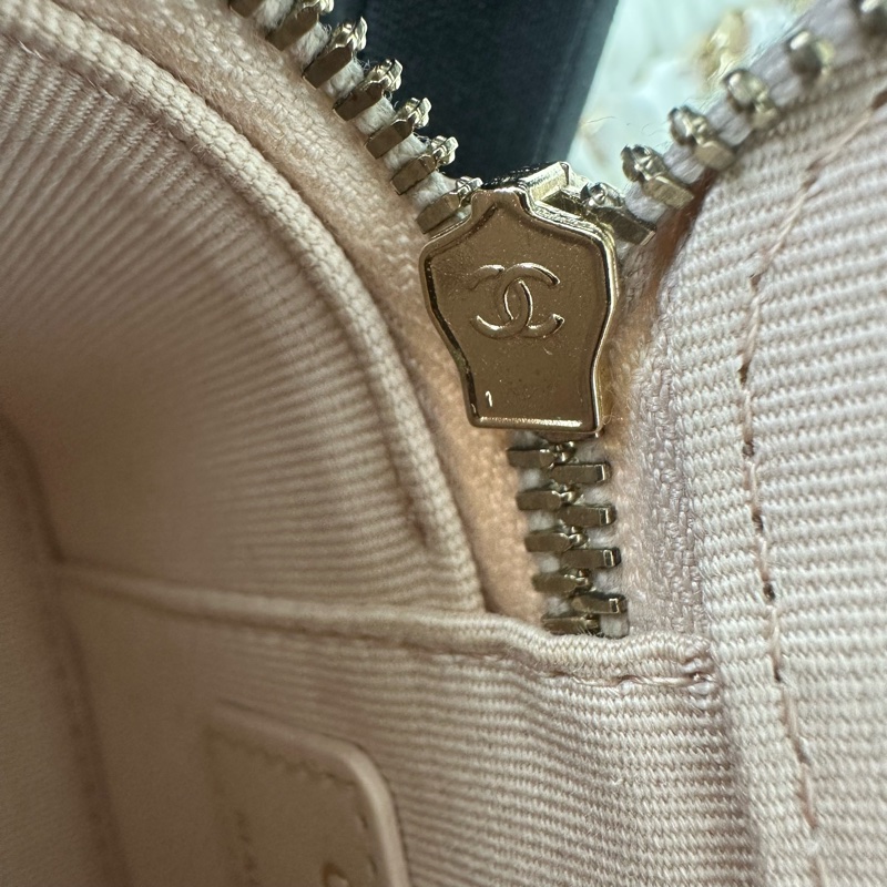 CHANEL 裸粉色荔枝皮金扣小方盒 斜肩包-10