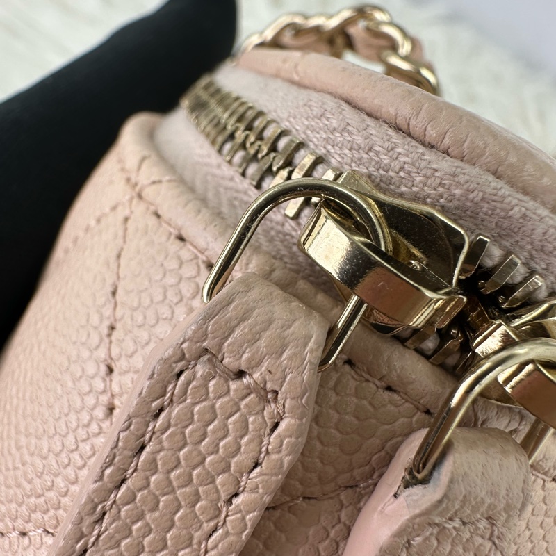 CHANEL 裸粉色荔枝皮金扣小方盒 斜肩包-14