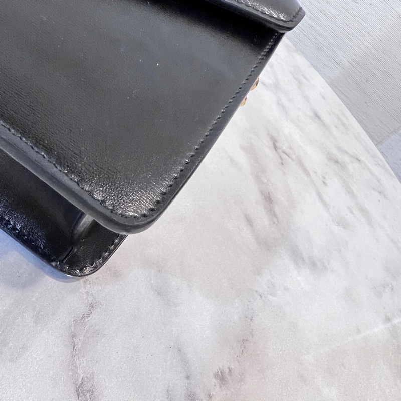 Celine 黑滑面牛皮金釦凱旋門下蓋6卡Woc-7