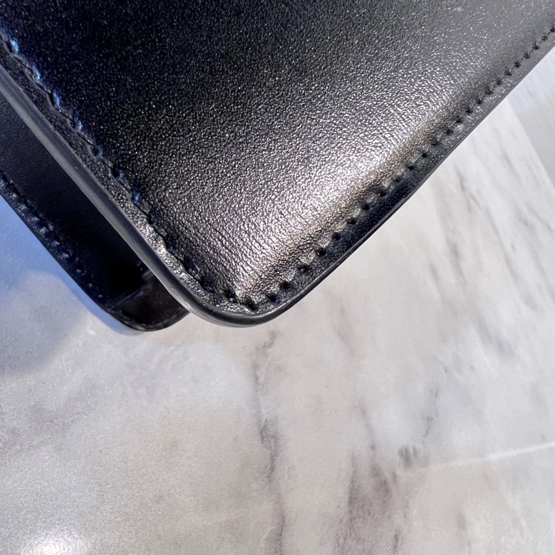 Celine 黑滑面牛皮金釦凱旋門下蓋6卡Woc-9