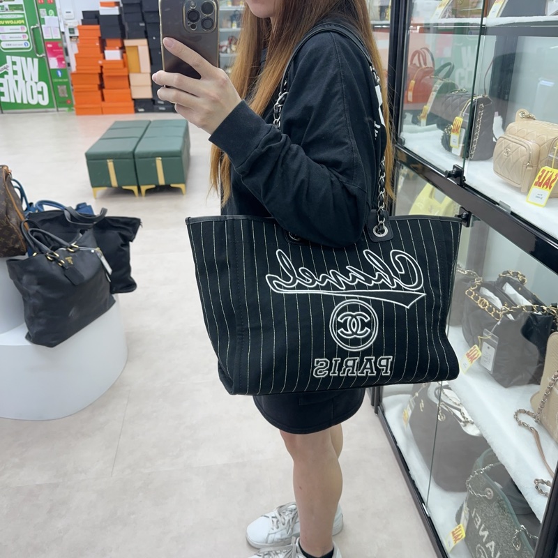 CHANEL 23P Deauville 黑白色銀扣沙灘Tote bag 晶片款-1