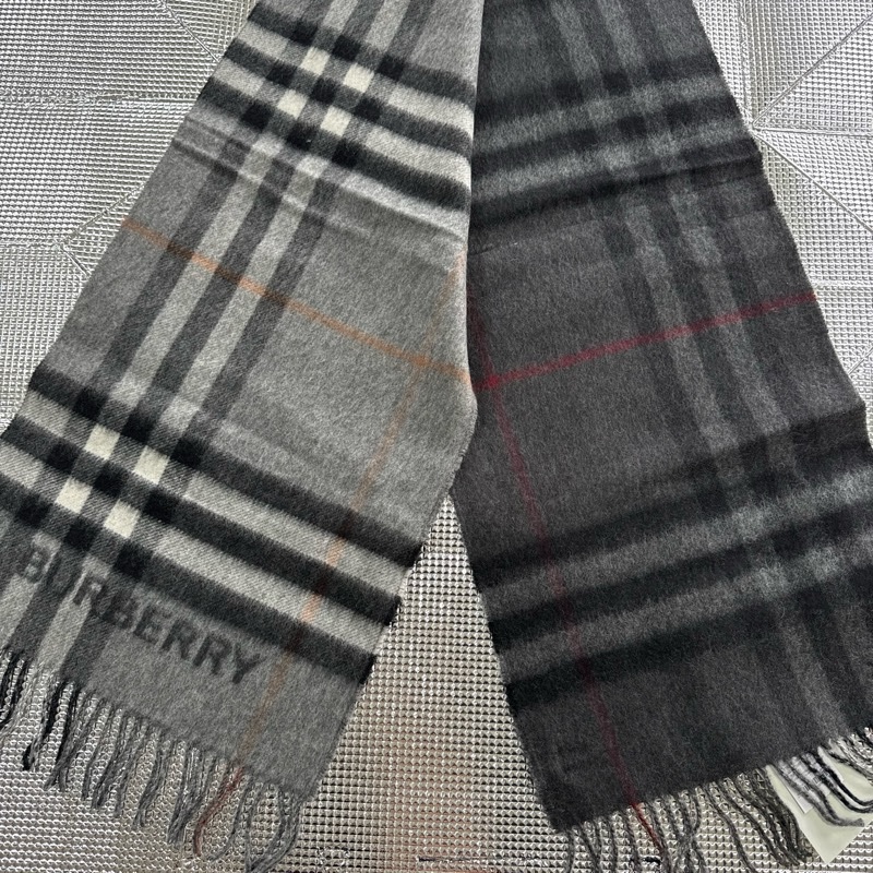 「員購特價」全新BURBERRY ［專櫃價22900］雙面羊絨格紋圍巾-1