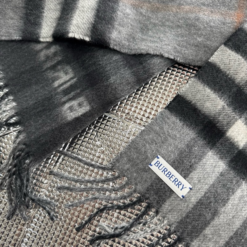 「員購特價」全新BURBERRY ［專櫃價22900］雙面羊絨格紋圍巾-4