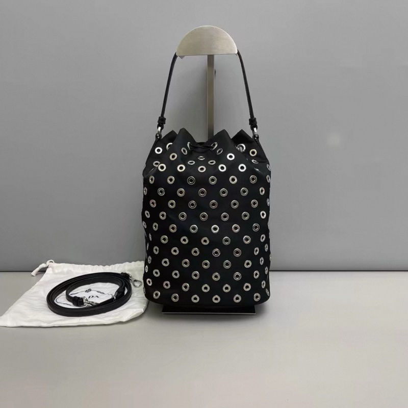 Prada普拉達 黑色尼龍洞洞抽繩水桶包-1