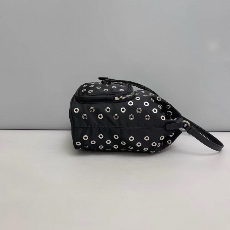 Prada普拉達 黑色尼龍洞洞抽繩水桶包-2