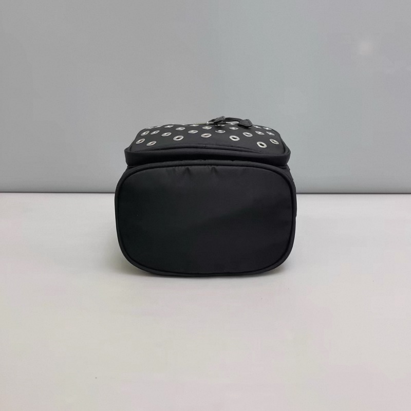 Prada普拉達 黑色尼龍洞洞抽繩水桶包-3