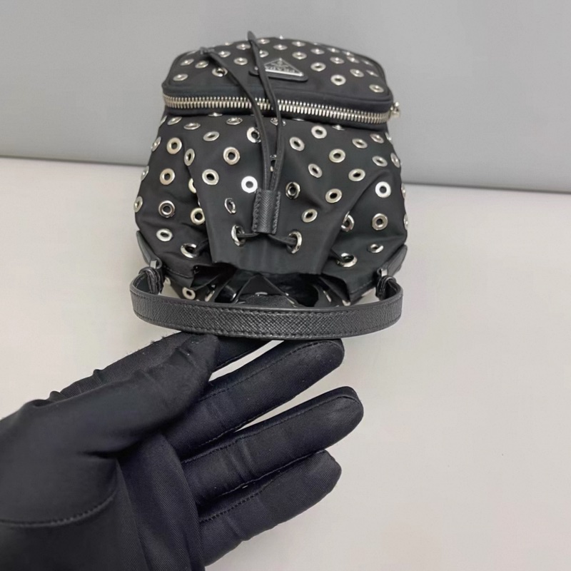 Prada普拉達 黑色尼龍洞洞抽繩水桶包-4