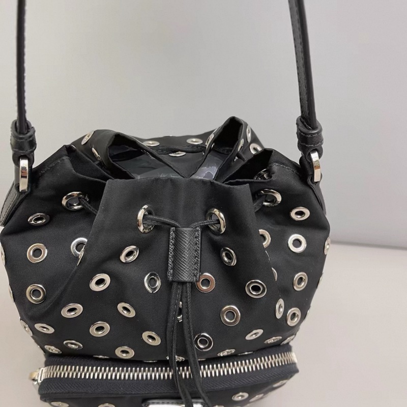 Prada普拉達 黑色尼龍洞洞抽繩水桶包-5