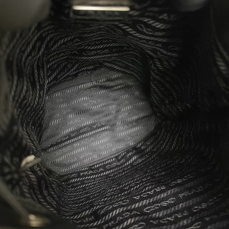 Prada普拉達 黑色尼龍洞洞抽繩水桶包-6