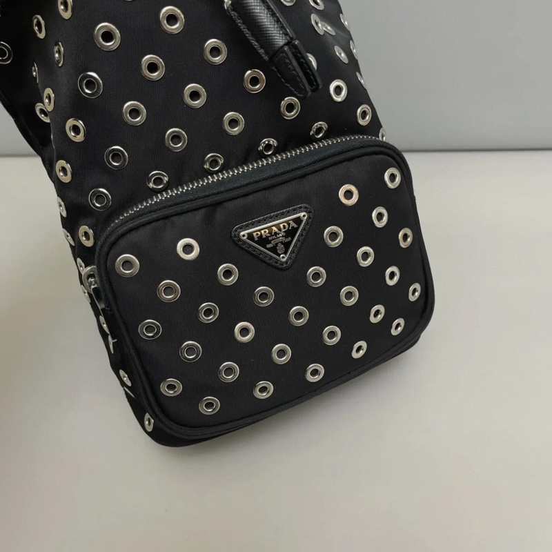 Prada普拉達 黑色尼龍洞洞抽繩水桶包-7