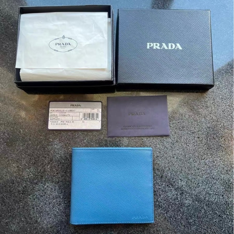 送禮首選!超值 未使用 Prada 經典藍色十字紋短夾(Saffiano)|盒/防塵/保卡齊|低調壓印Logo-0