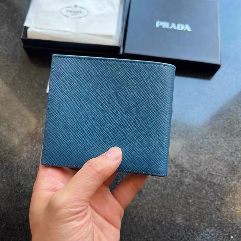 送禮首選!超值 未使用 Prada 經典藍色十字紋短夾(Saffiano)|盒/防塵/保卡齊|低調壓印Logo-2