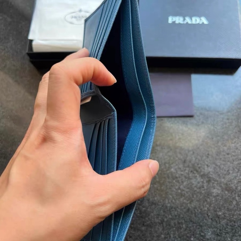 送禮首選!超值 未使用 Prada 經典藍色十字紋短夾(Saffiano)|盒/防塵/保卡齊|低調壓印Logo-4