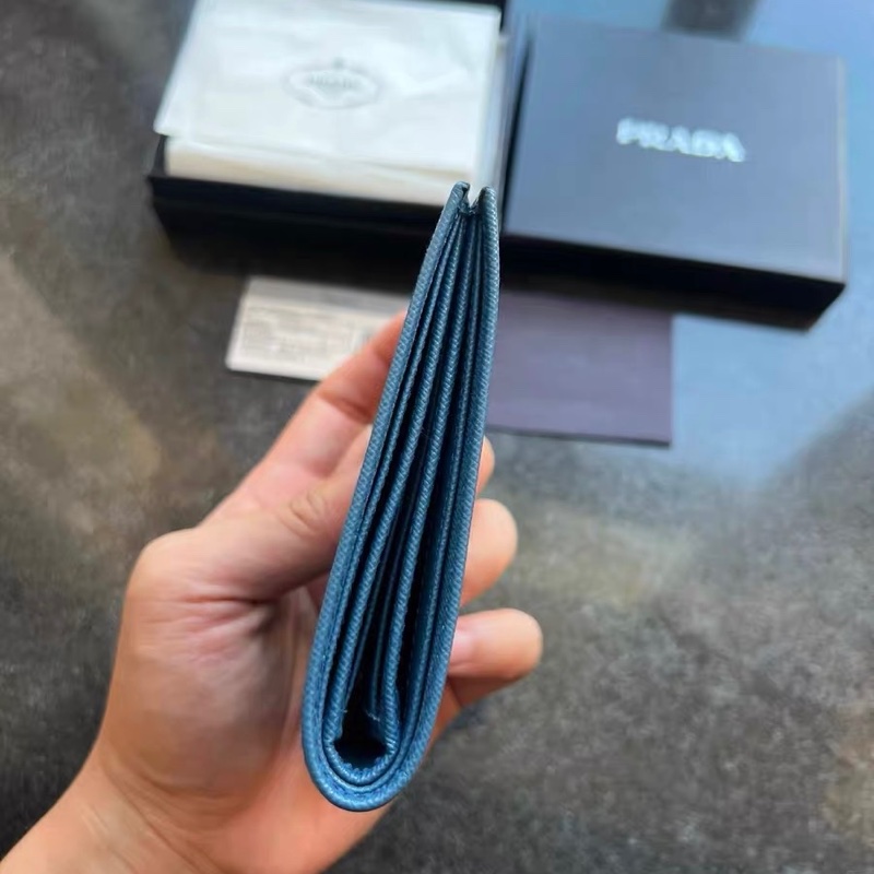 送禮首選!超值 未使用 Prada 經典藍色十字紋短夾(Saffiano)|盒/防塵/保卡齊|低調壓印Logo-5