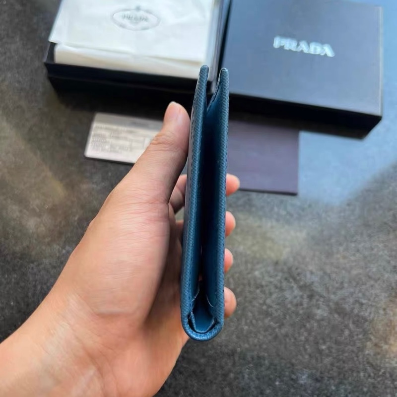 送禮首選!超值 未使用 Prada 經典藍色十字紋短夾(Saffiano)|盒/防塵/保卡齊|低調壓印Logo-6