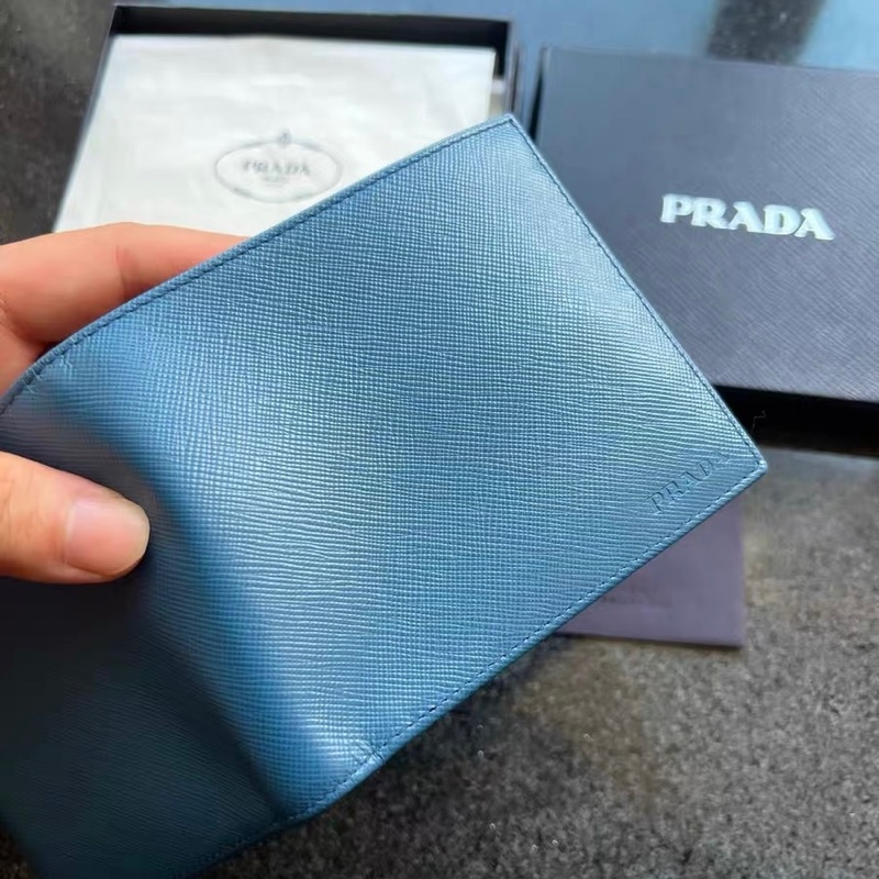 送禮首選!超值 未使用 Prada 經典藍色十字紋短夾(Saffiano)|盒/防塵/保卡齊|低調壓印Logo-7