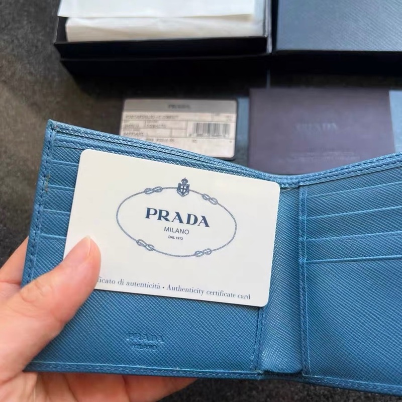 送禮首選!超值 未使用 Prada 經典藍色十字紋短夾(Saffiano)|盒/防塵/保卡齊|低調壓印Logo-8
