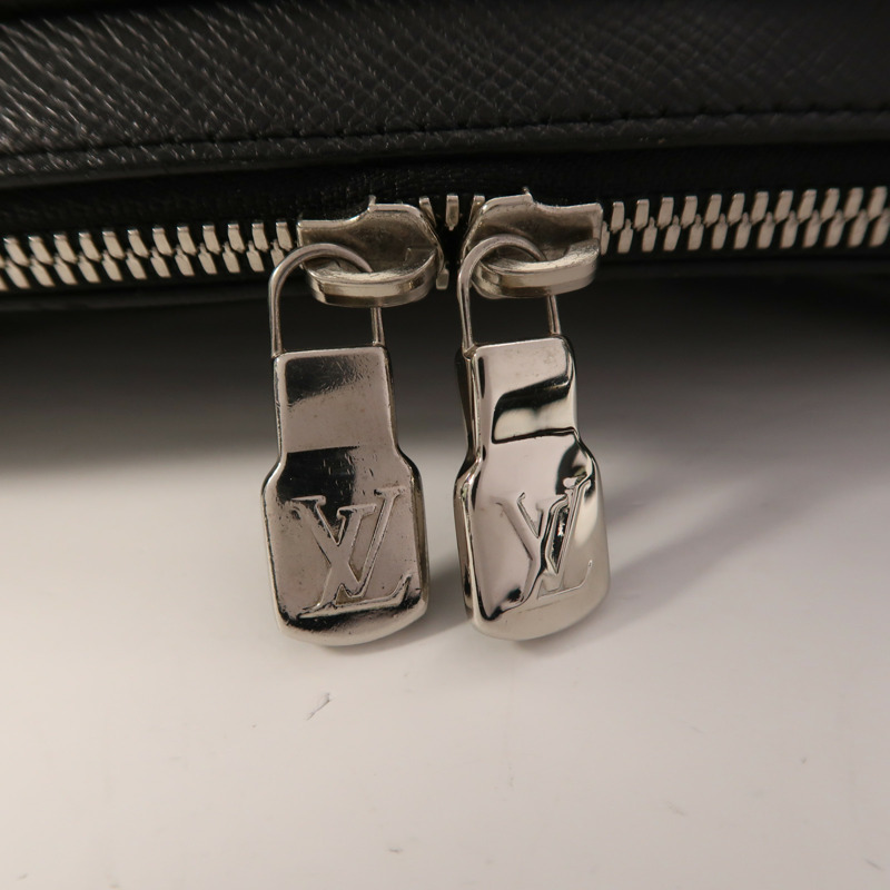 LOUIS VUITTON Monogram Eclipse/Taiga Outdoor Messenger銀扣肩背袋-14