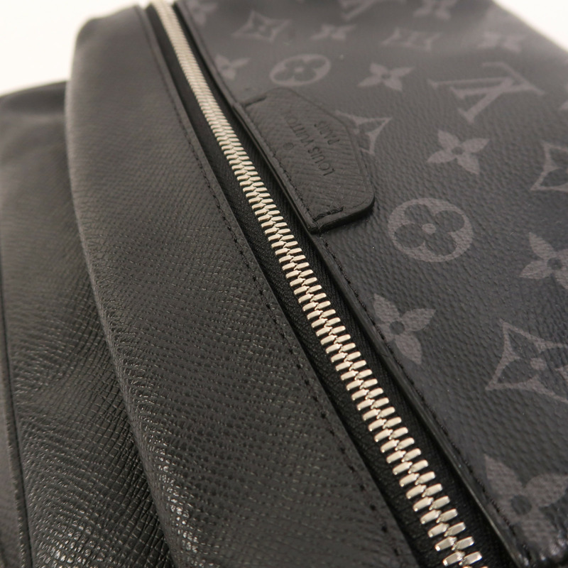 LOUIS VUITTON Monogram Eclipse/Taiga Outdoor Messenger銀扣肩背袋-15