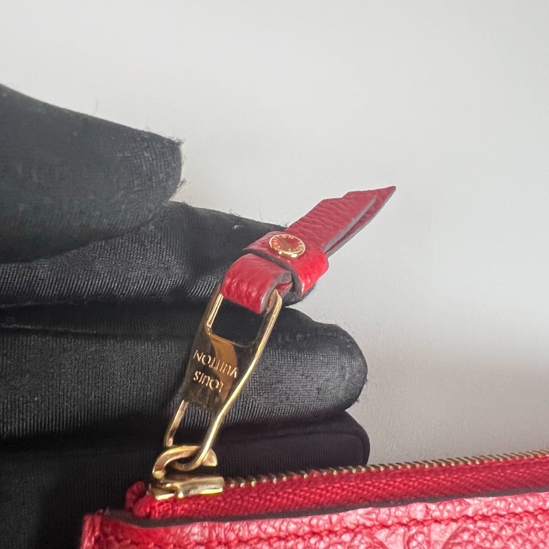 LV M60302 紅金扣牛皮壓紋長夾-15