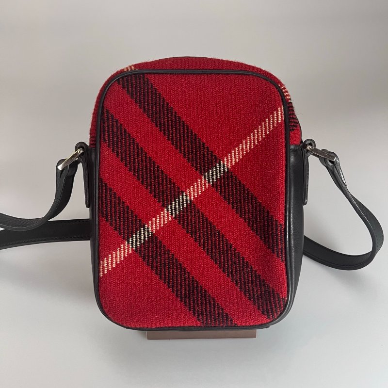BURBERRY 紅絨毛格紋手機包-1