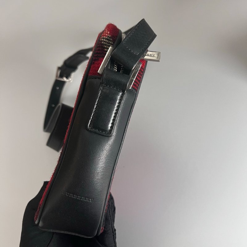 BURBERRY 紅絨毛格紋手機包-3