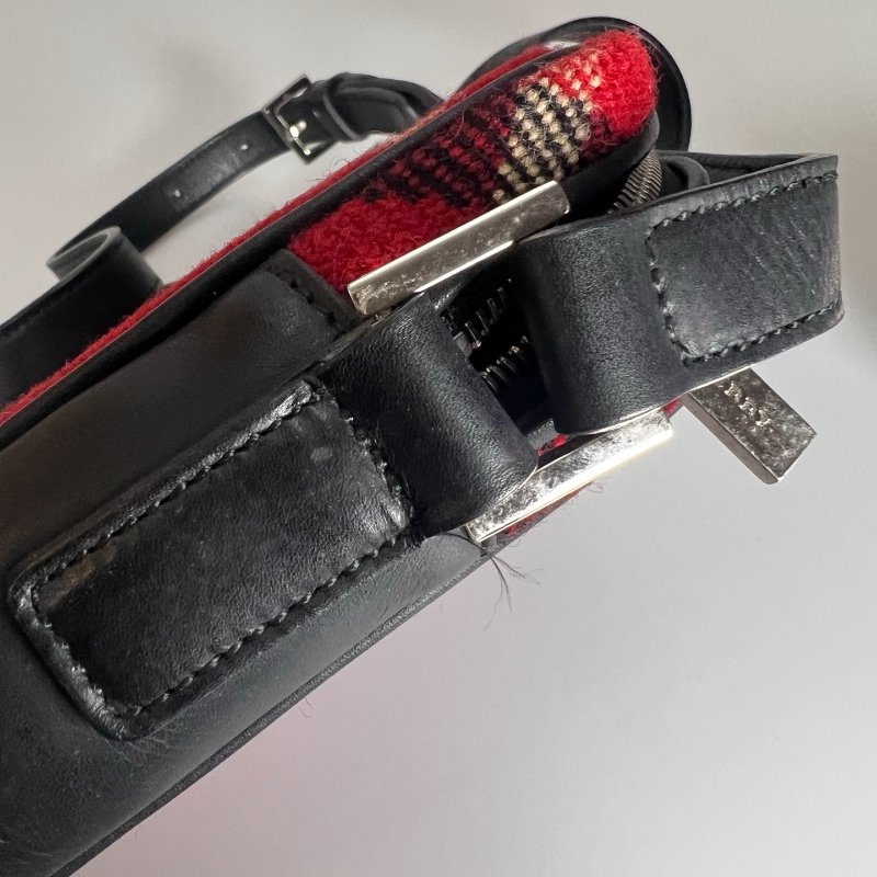 BURBERRY 紅絨毛格紋手機包-4