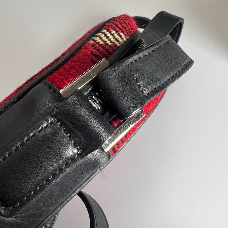 BURBERRY 紅絨毛格紋手機包-5