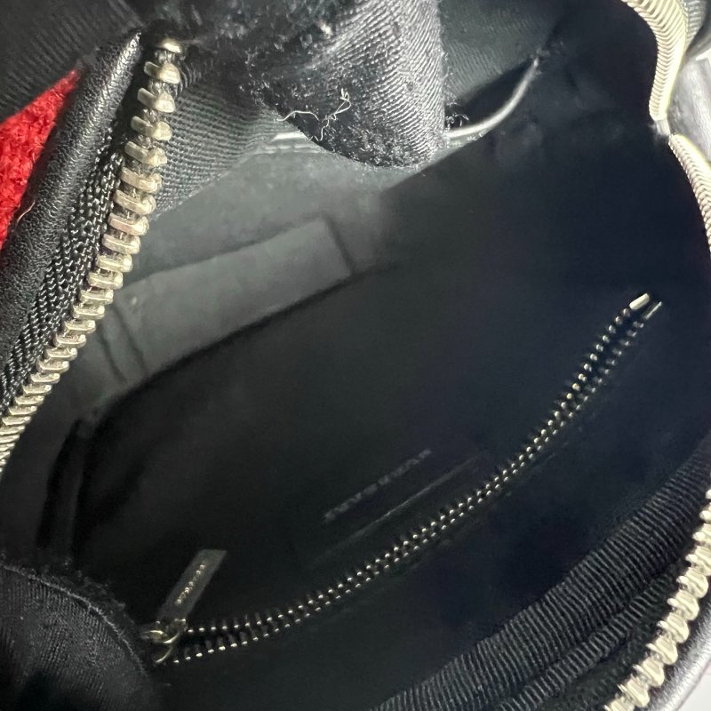 BURBERRY 紅絨毛格紋手機包-7