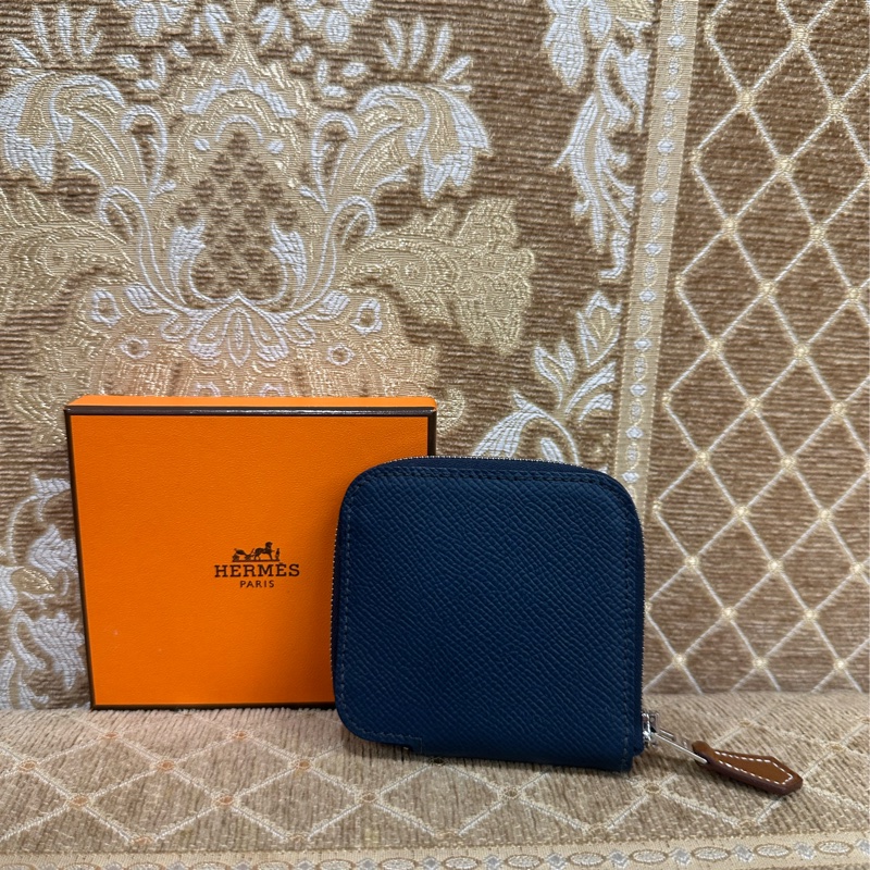 Hermes 普魯士藍Epson銀釦內藍圖騰Silk In ㄇ拉絲巾零錢包H085889CKAB-0