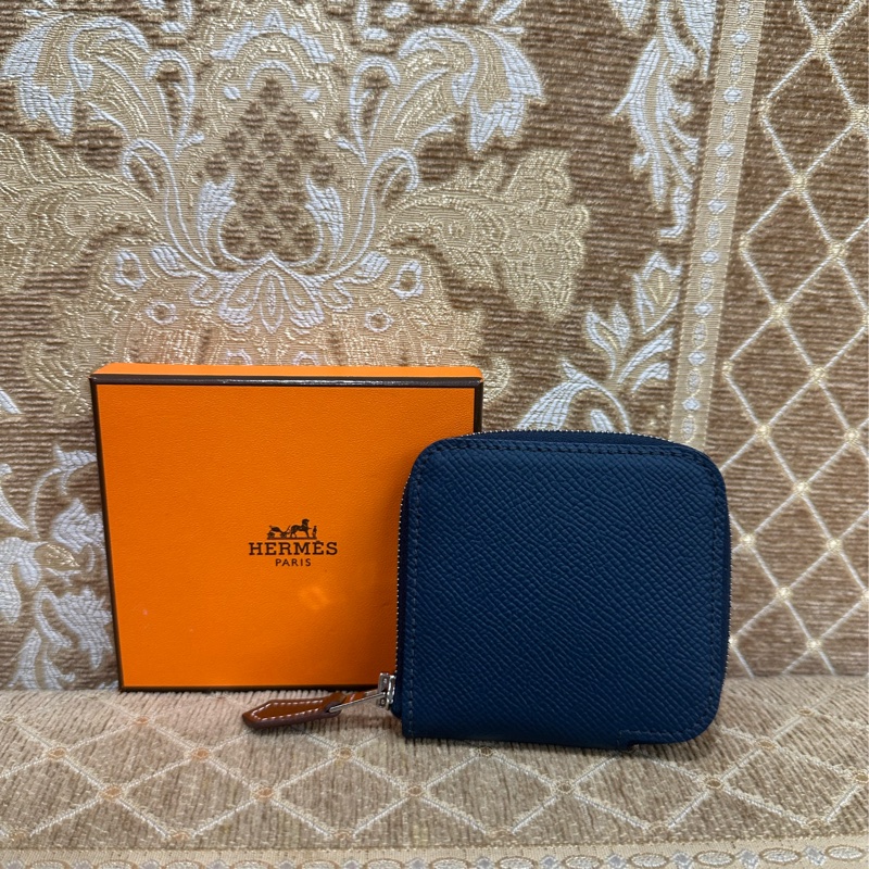 Hermes 普魯士藍Epson銀釦內藍圖騰Silk In ㄇ拉絲巾零錢包H085889CKAB-1