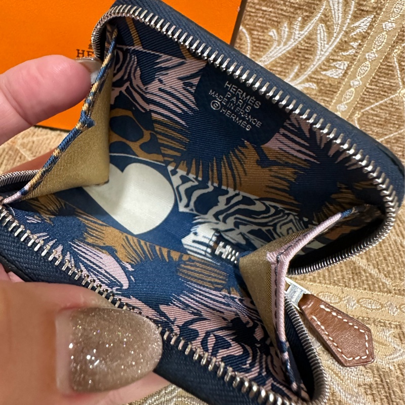 Hermes 普魯士藍Epson銀釦內藍圖騰Silk In ㄇ拉絲巾零錢包H085889CKAB-5